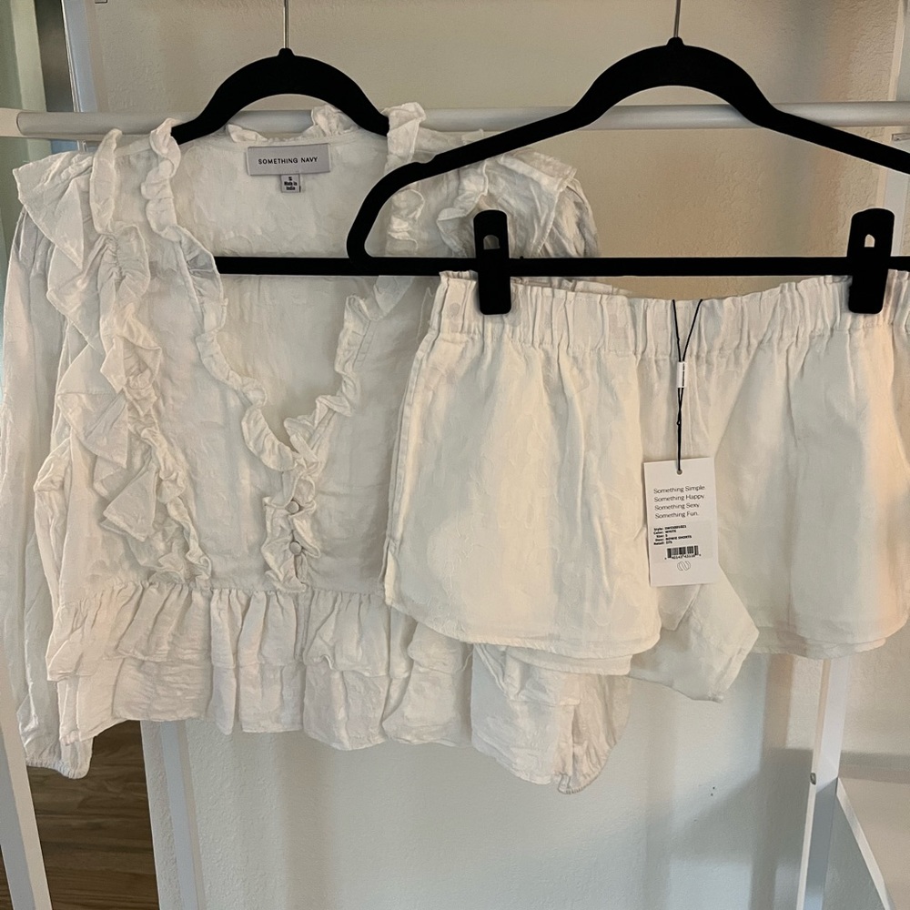 NWT Something Navy Audrey Ruffle Top & Bowie Shorts in White Floral. Size Small.